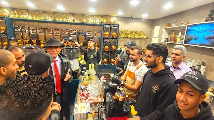 (Kiri-pakai topi hitam) Duta Besar Indonesia untuk Mesir Lutfi Rauf di salah satu acara pembukaan kedai kopi milik KBRI (Foto: Humas KBRI Mesir/THE EDITOR)