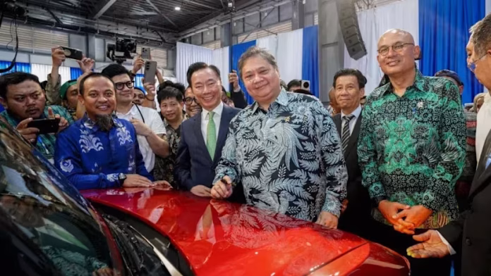 Menteri Kordinator Perekonomian Airlangga Hartarto meresmikan pabrik VinFast di Subang, Jawa Barat, Senin (15/12/2025). (Foto: VinFast/CNA)