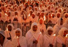 1/2 Juta Umat Kristen Ortodox Etiopia Rayakan Natal Dengan Pakaian dan Tudung Kepala Putih. Mengapa? Umat dari Gereja Ortodox Etipia terlihat tengah merayakan Natal yang mereka sebut dengan nama Gena. Perayaan ini dilakukan setiap tanggal 7 Januari setiap tahun. (FOTO: Reuters)