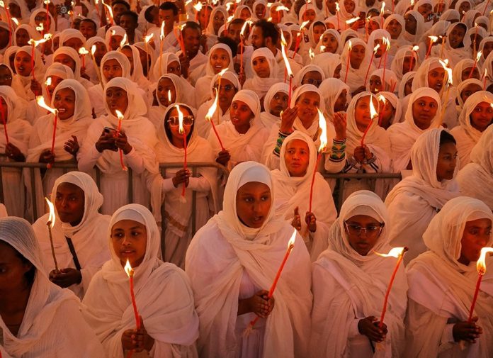 Umat dari Gereja Ortodox Etipia terlihat tengah merayakan Natal yang mereka sebut dengan nama Gena. Perayaan ini dilakukan setiap tanggal 7 Januari setiap tahun. (FOTO: Reuters)