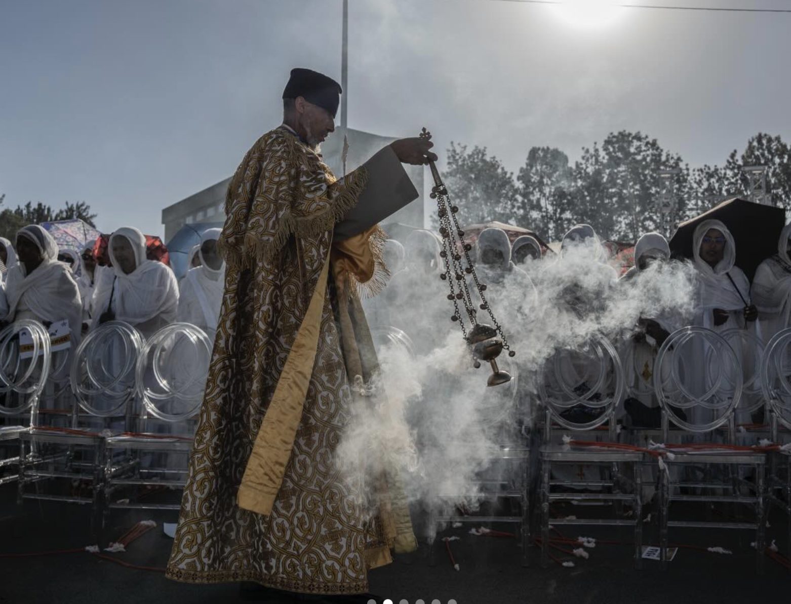 Imam atau pastor saat menebarkan asap dupa sebelum perayaan ibadah Natal dimulai di Lapangan Meskel (FOTO: Instagram @amanuel_sileshi)
