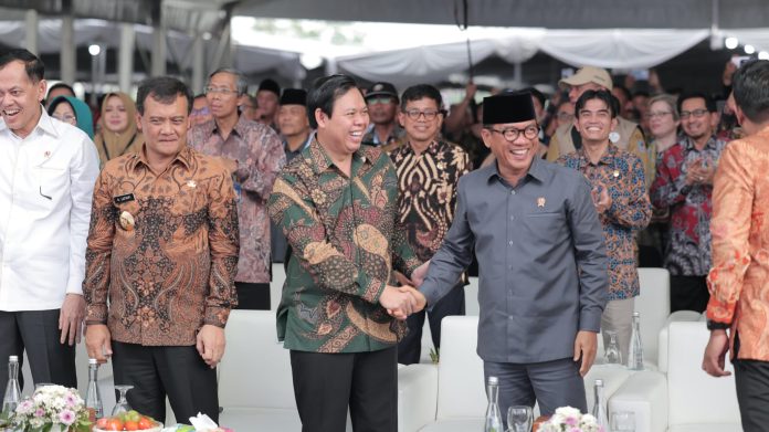 Sultan Bachtiar Najamudin (left) shaking hand with Minister Yandri Susanto (FOTO: DPD/THE EDITOR)