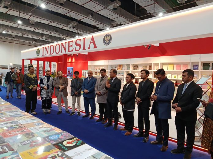 Paviliun Indonesia yang resmi dibuka hari ini di Cairo International Book Fair 2026 dihadiri oleh banyak pejabat dari jajaran Kementerian Agama, KBRI, mahasiswa Indonesia dan pengunjung internasional (FOTO: Humas KBRI Kairo di Mesir)