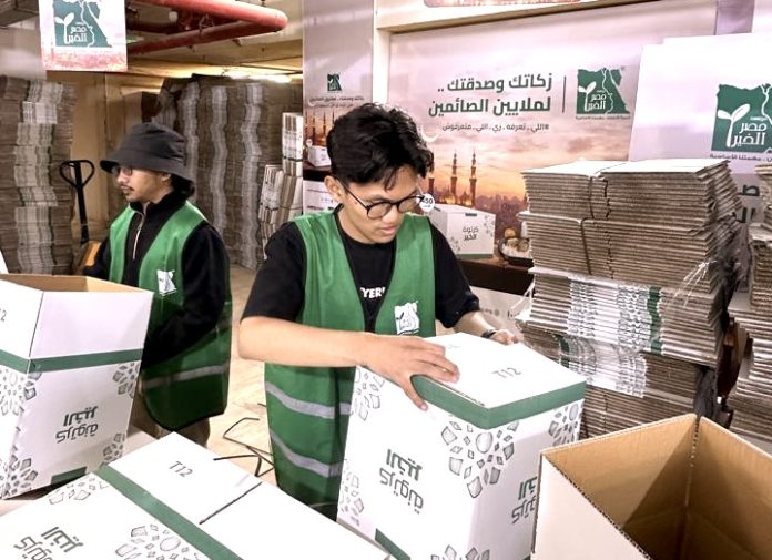 Mahasiswa asal Sulawesi di Mesir membungkus ratusan paket untuk dikirimkan ke Palestina (FOTO: Humas KBRI Mesir)