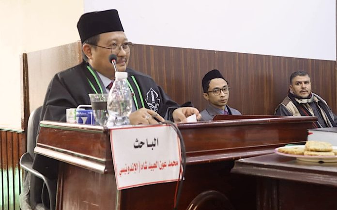 Syaikh Kiai Haji Muhammad Aunul Abied Shah saat sidang gelar doktor di Universitas Al-Azhar di Mesir (FOTO: Humas KBRI Mesir/THE EDITOR)