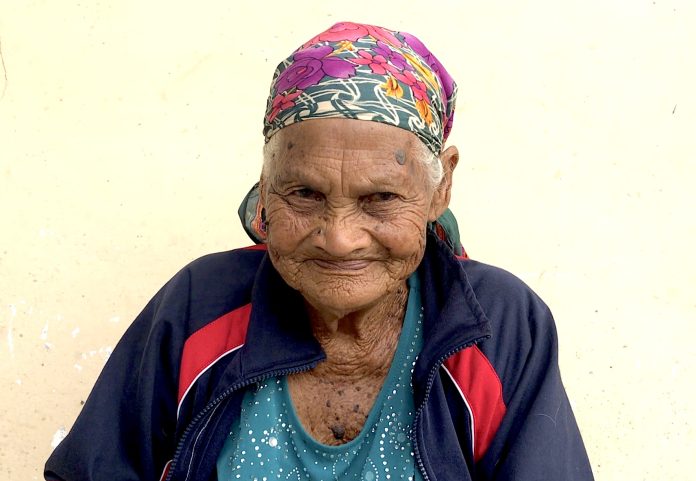 Mbaru Br Ginting Suka Rumah Sipilihen saat diwawancara oleh The Editor (FOTO: Elitha Evinora br Tarigan)