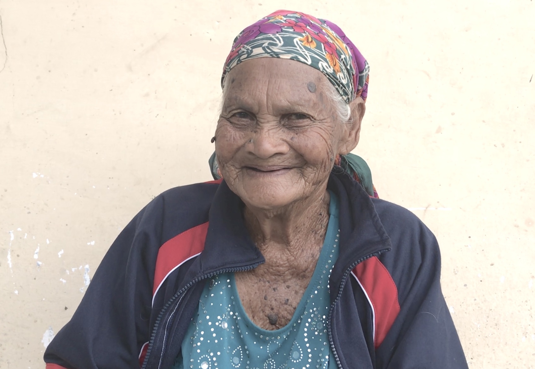 Mbaru Br Ginting Suka Rumah Sipilihen saat diwawancara oleh The Editor (FOTO: Elitha Evinora br Tarigan)