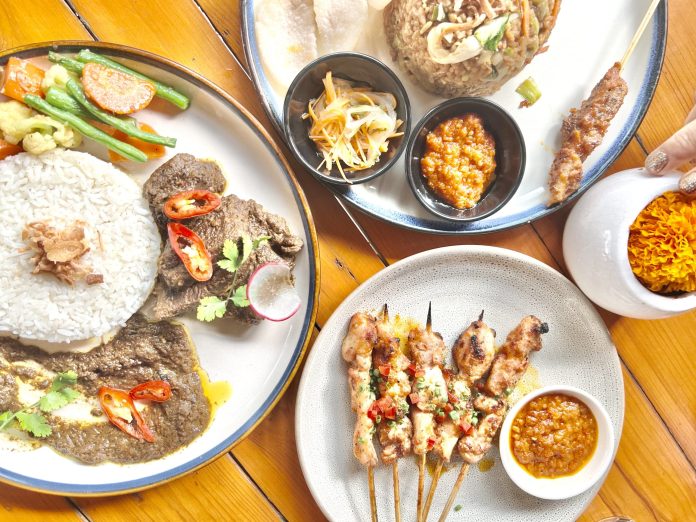 Menikmati sajian kuliner khas Indonesia di salah satu restoran di Bali (FOTO: Elitha Evinora br Tarigan/THE EDITOR)