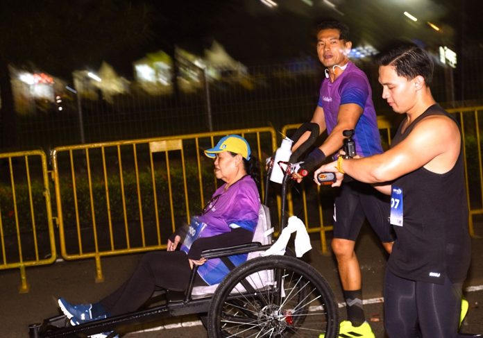 Aksi heroik salah satu peserta Planet Sports Run 2026 yang hadir sembari mendorong kursi roda mencuri perhatian publik pada ajang yang berlangsung di Tangerang pada 16 Februari 2026 kemarin (FOTO: Istimewa)