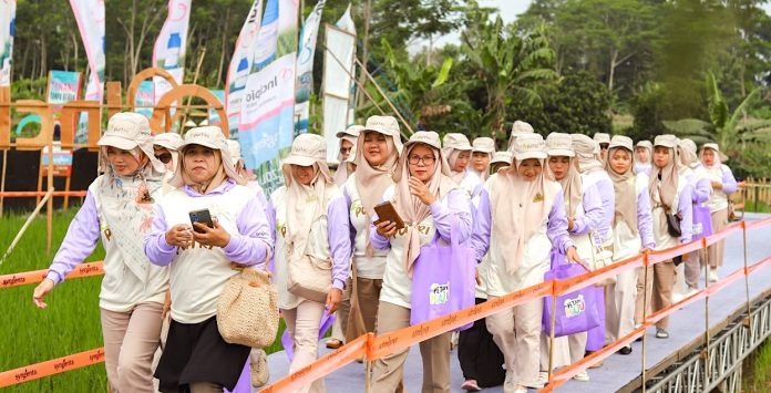 450 women farmers, local government officials, Syngenta Indonesia management team, along with Steve Hawkins, President of Syngenta Crop Protection, and Syngenta Regional leaders launch Petani MAJU community on February 10, 2026, in Batang Regency, Central Java (Photo: Special)