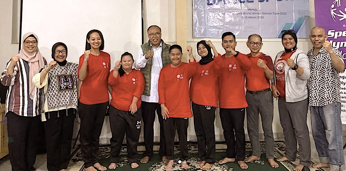 (Tengah-baju putih) Ketua Umum Pusat (SOIna), Warsito Ellwein bersama para delegasi SOIna siap berpartisipasi di Special Olympics World Winter Games 2025 di Turin, Italia (FOTO: Instagram @soindonesia)