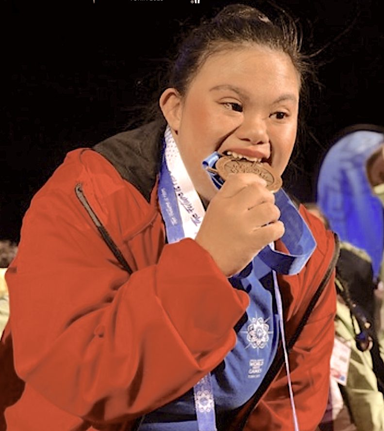 Anastasia Aresyenan Bwariat (Tim Jakarta) meraih Medali Perunggu dalam ajang Special Olympics World Winter Games 2025 di Turin (FOTO: Instagram @soindonesia)