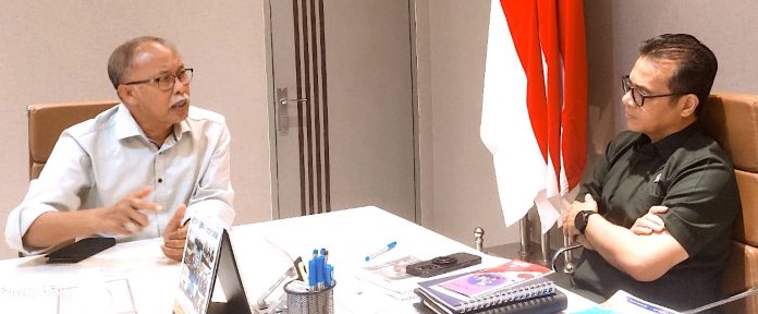 (Kanan) Ketua Umum Special Olympic Indonesia (SOIna), Warsito Ellwein dan (kiri) Wakil Menteri Kementerian Komunikasi dan Digital (Komdigi) Nezar Patria (FOTO: Humas SOIna)