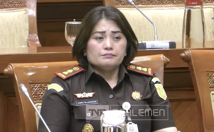 Kepala Kejaksaan Negeri (Kajari) Karo, Danke Boru Rajagukguk saat hadir dalam acara rapat dengar pendapat yang diadakan oleh Komisi III DPR RI pada Kamis, 2 April 2026 lalu (Foto: Youtube Channel TV Parlemen)