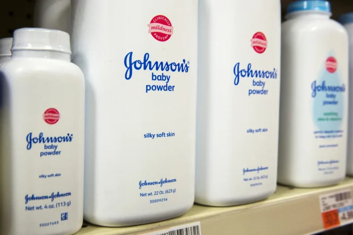 Deretan botol bedak bayi Johnson & Johnson yang dituduh mengandung senyawa pemacu kanker di rak sebuah apotek di New York. (Foto: Reuters).