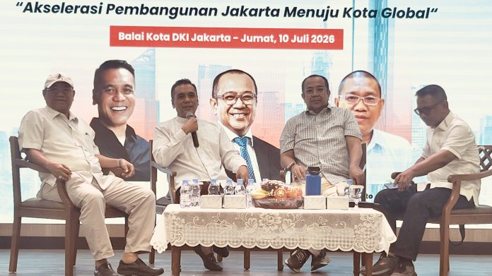 (Dari kiri) Pengamat Kebijakan Publik Sugiyanto, Staf Khusus Gubernur dan Wakil Gubernur DKI Jakarta Bidang Komunikasi Publik Cyril Raoul Hakim,, dan Direktur Utama PT PAM Air Minum Jaya (Perseroda) dalam acara bincang-bincang di Balaikota dengan judul Akselerasi Pembangunan Jakarta Menuju Kota Global pada Jumat, 10 Juli 2026 (Foto: Elitha Evinora br Tarigan)