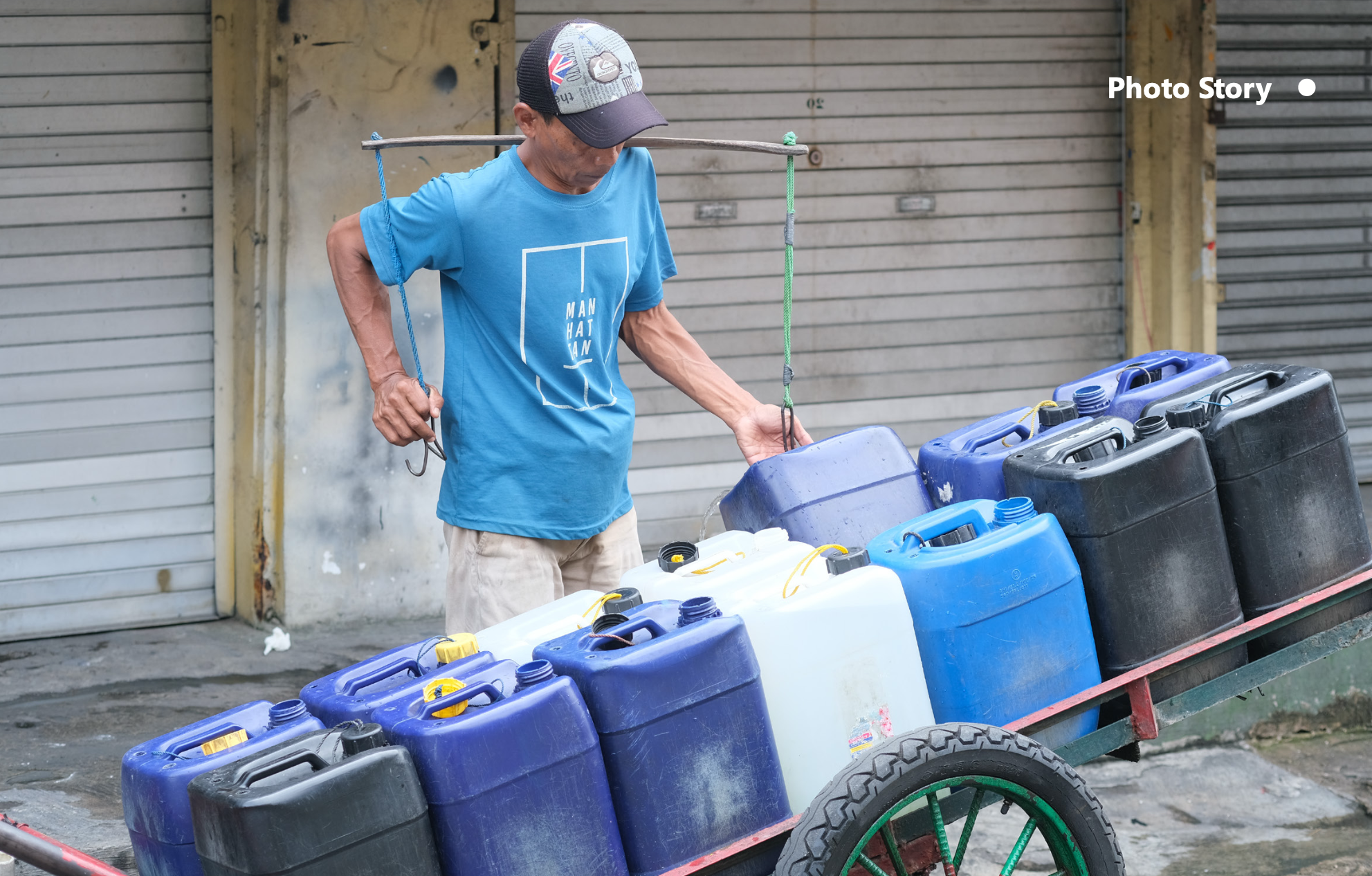 Jakarta's roving water vendors navigate tight lanes, pushing jerry cans from house to house. Charging just IDR 3,000–5,000 per container, they provide local families with vital, instant access to clean water without the long wait. (Photo: Ahmad Darmansyah/https://djpk.kemenkeu.go.id).