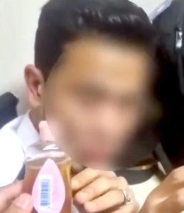 Sang pilot meletakkan urin dalam botol kemasan yang rencananya dipakai untuk mengelabui petugas (Foto: CCTV Bandara Bea Cukai)