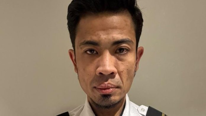 Kopilot asal Malaysia bernama Mohd Saufi bin Othman (39) yang ditangkap karena kedapatan membawa 70.114 butir ekstasi (26 kg bruto) dan 4 gram sabu pada Rabu, 29 Juli 2026 (atau malam sebelumnya 28 Juli 2026) di Terminal 3 Bandara Soekarno-Hatta melalui penerbangan komersial rute Kuala Lumpur–Jakarta Flight MH727. (Foto: Detik).